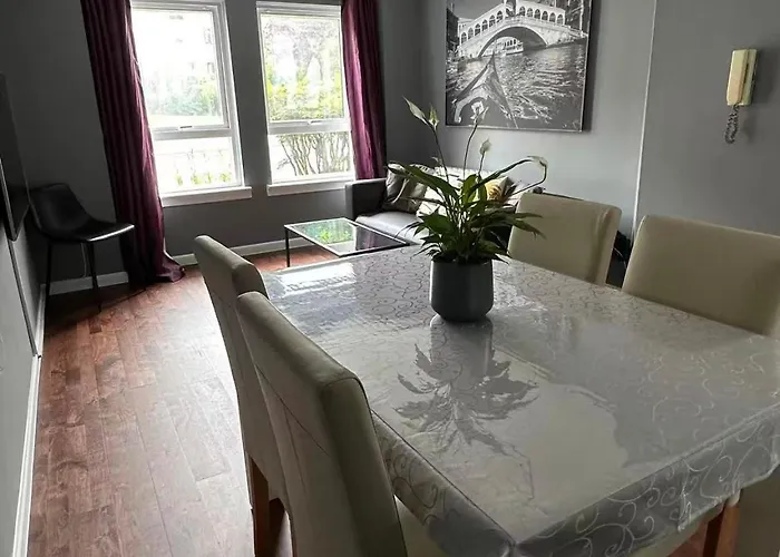 Two Bedroom Flat Close To Meadows With Free Parking By Parking Permit * Edinburg