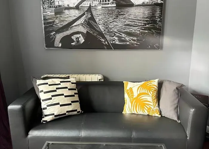 Two Bedroom Flat Close To Meadows With Free Parking By Parking Permit Lägenhet