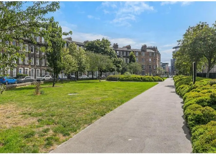 Apartment The Gardners In Centre With Parking Edinburgh