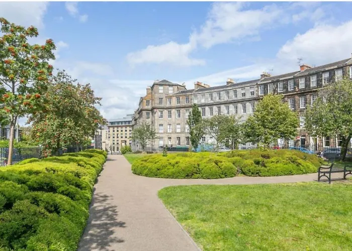 The Gardners In Centre With Parking Apartment