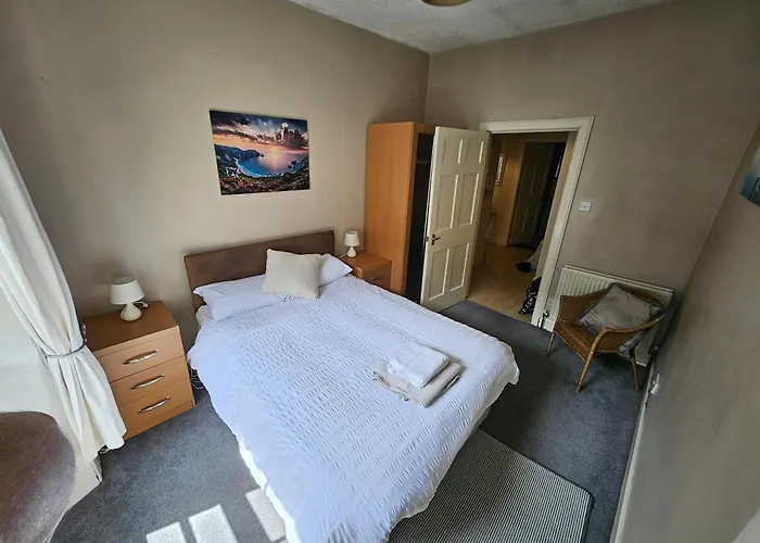 Charming 2bd Flat 10 Minutes To Castle דירה *