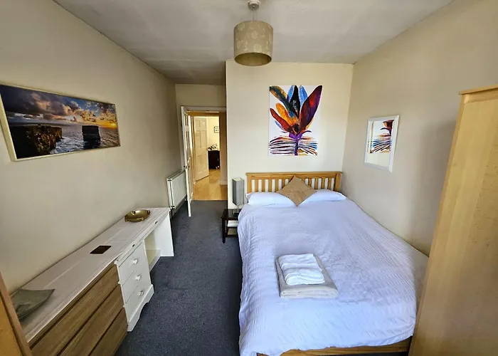 Charming 2bd Flat 10 Minutes To Castle דירה *