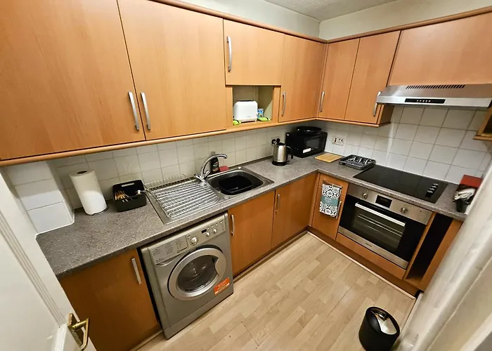 Charming 2bd Flat 10 Minutes To Castle דירה *