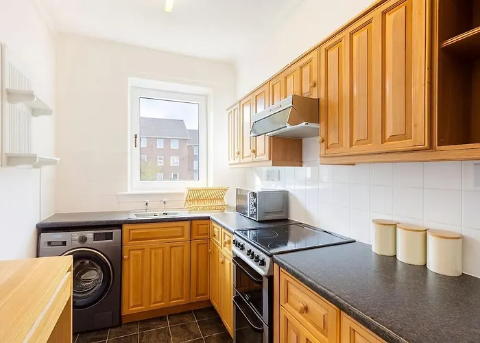 Bright & Spacious 2 Bedroom Flat דירה *