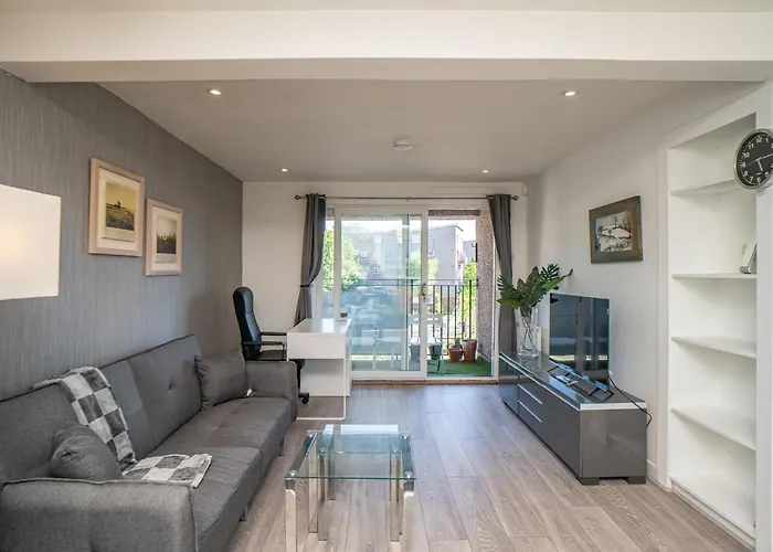 Northfield 1 Bedroom With Sofa Bed - דירה *