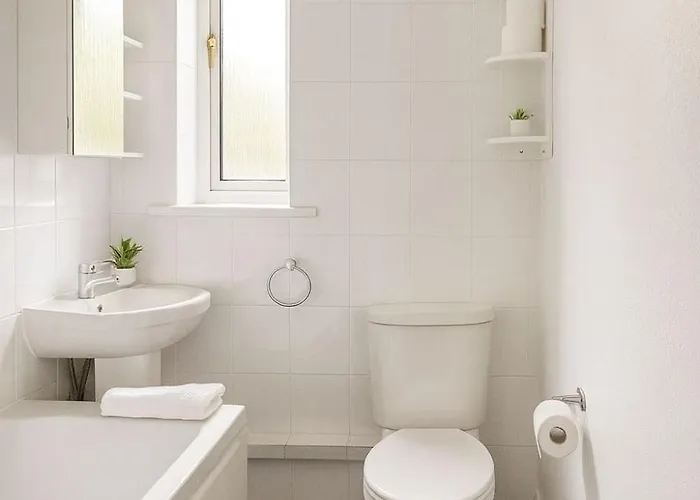 Bright & Spacious 2 Bedroom Flat דירה אדינבורו