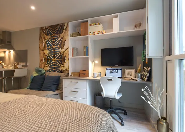 For Students Only - Buccleuch Street In * אדינבורו