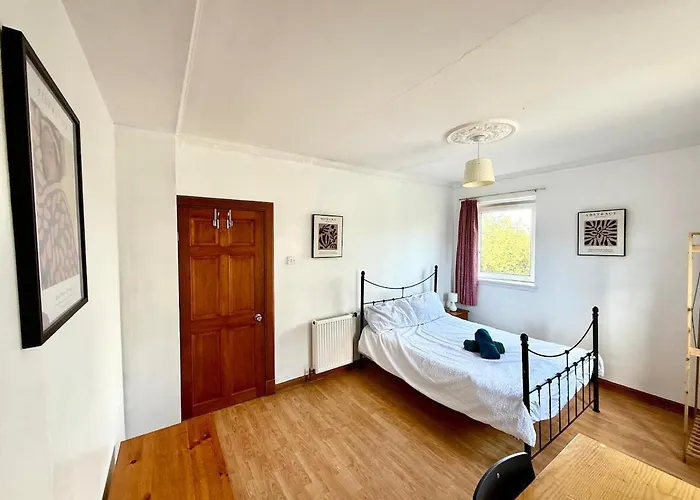 Spacious 3 Bedroom Flat אדינבורו