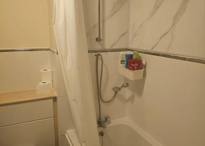 דירה Centre One Private Bedroom In Shared With Private Bathroom With Free Car Parking אדינבורו