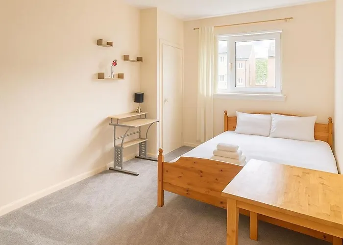 Bright & Spacious 2 Bedroom Flat דירה אדינבורו