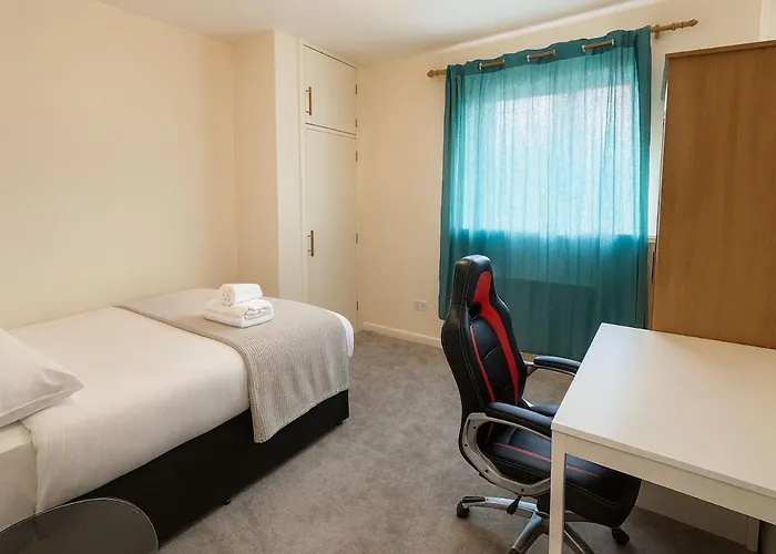 Bright & Spacious 2 Bedroom Flat דירה אדינבורו