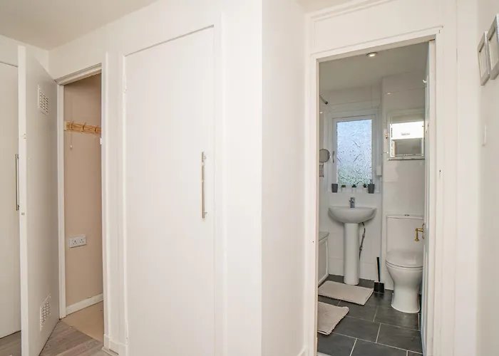 Northfield 1 Bedroom With Sofa Bed - דירה *