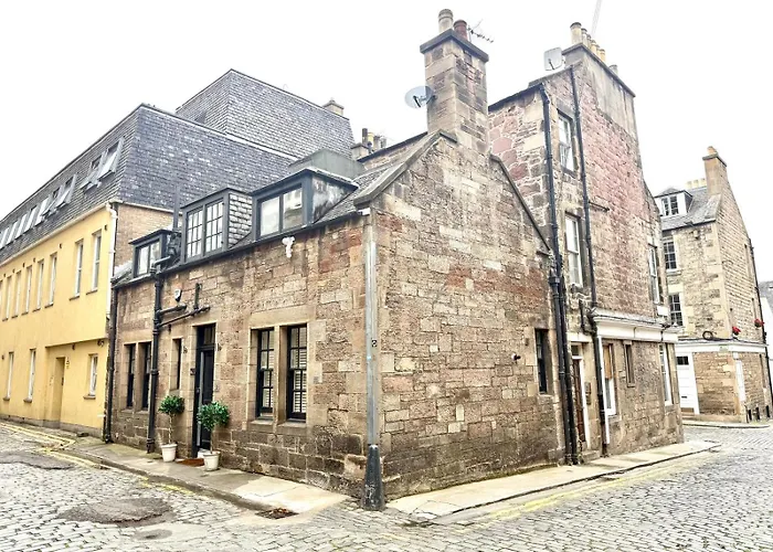 Historic Mews House 2br In Centre Edinburgh