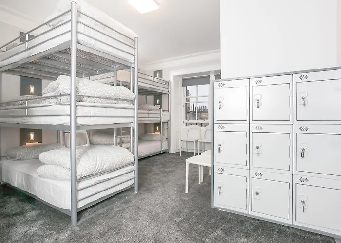 Hostel Revolver *