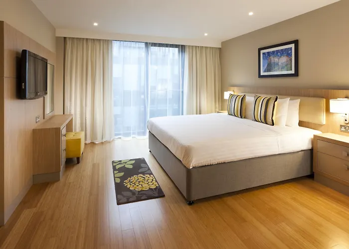 By Marriott 4* Эдинбург