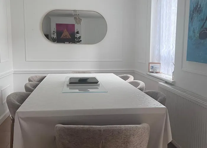 Centre House - 5 Bedrooms - Sleeps 9 - Parking *