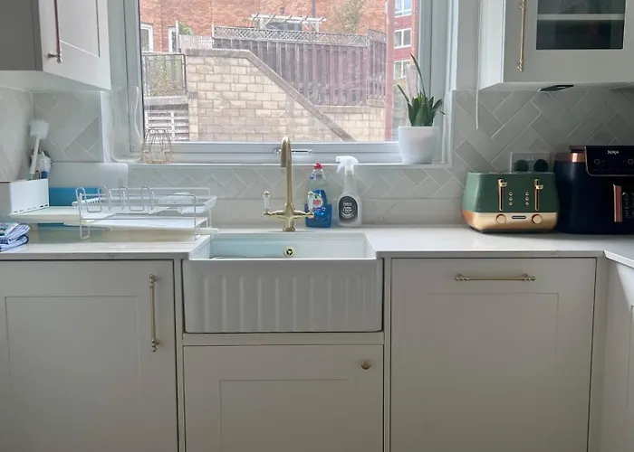 Centre House - 5 Bedrooms - Sleeps 9 - Parking