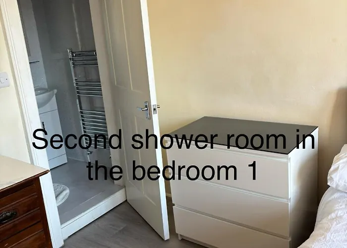 3 Bedrooms For Upto 6 דירה