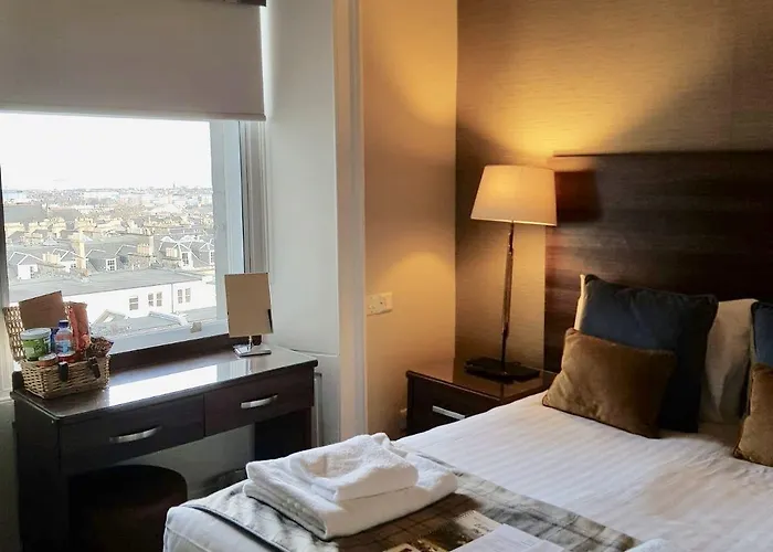 28 York Place 3*