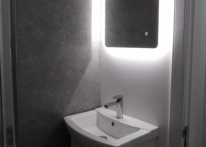 2bed Sleeps 4-near Meadows Park Parking Wifi דירה *