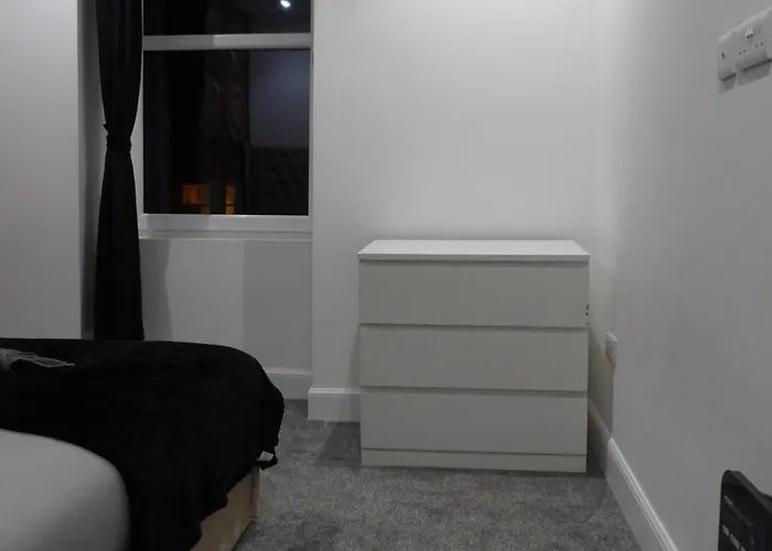 2bed Sleeps 4-near Meadows Park Parking Wifi דירה *