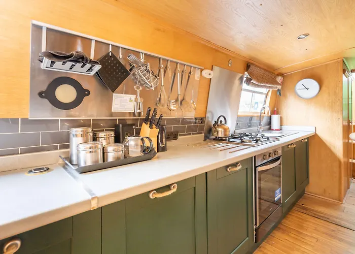 - Houseboats