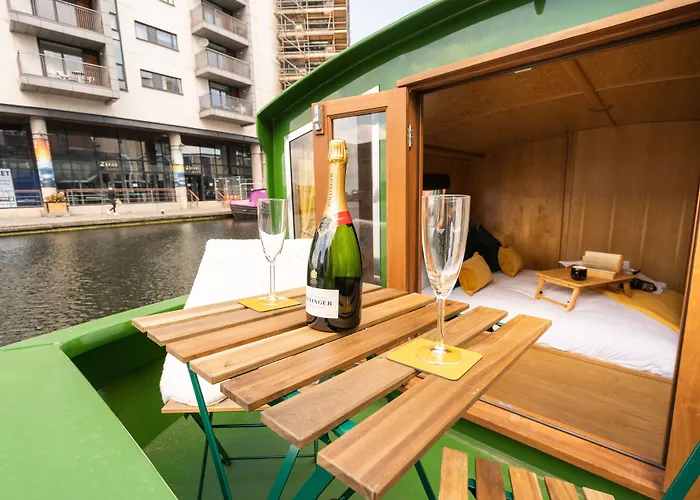 - Houseboats Ботель