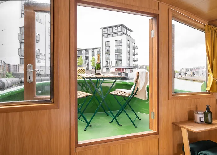 Úszó hotel - Houseboats Edinburgh