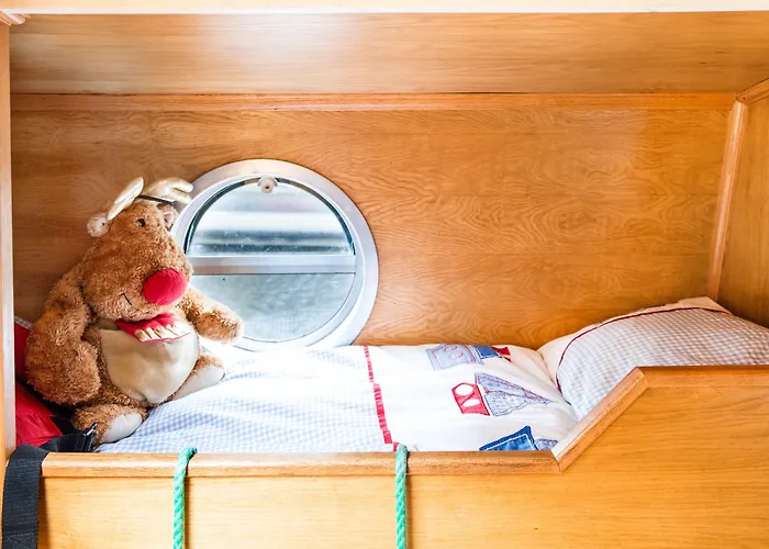 - Houseboats 4* Edinburgh