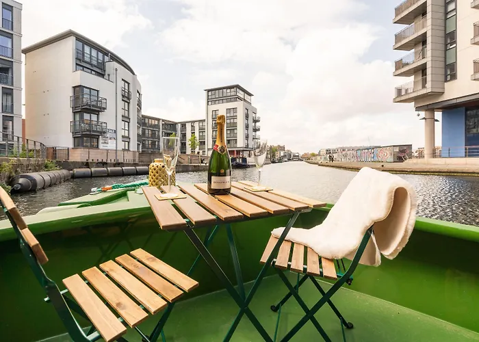 - Houseboats Úszó hotel Edinburgh