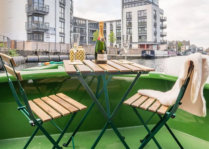- Houseboats Úszó hotel