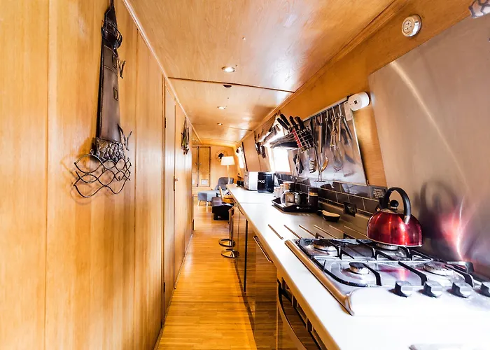 - Houseboats Úszó hotel Edinburgh