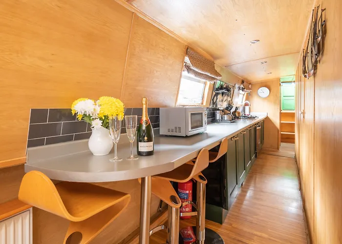 - Houseboats