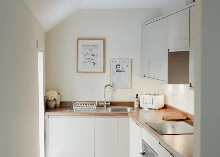 Charming Mews With Secure Parking דירה אדינבורו