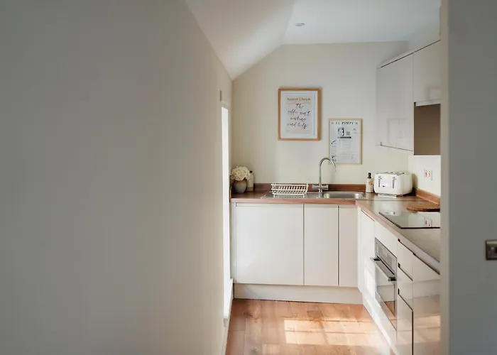 Charming Mews With Secure Parking דירה