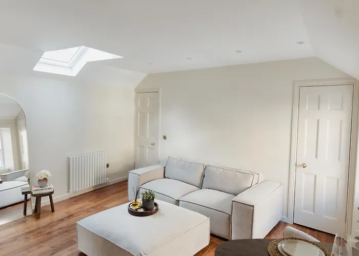 Charming Mews With Secure Parking Апартаменты *