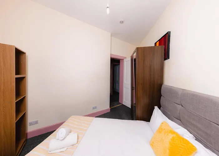 Relaxing By Carlton Hill エディンバラ