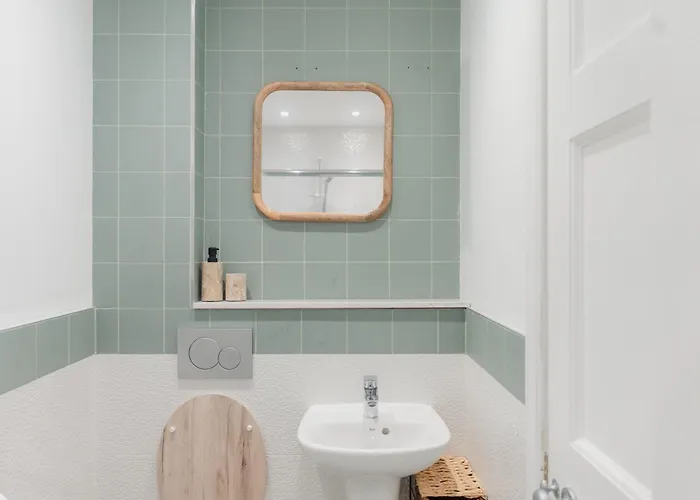 Charming Mews With Secure Parking *