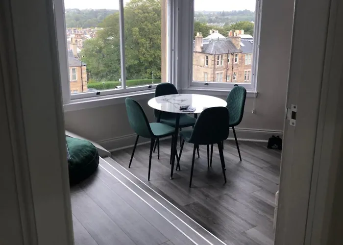 Charming West End Flat * エディンバラ
