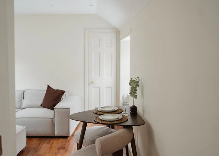 Charming Mews With Secure Parking דירה *