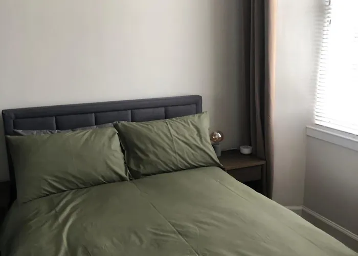 דירה Charming West End Flat