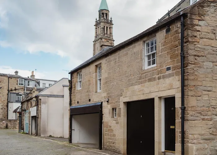 Charming Mews With Secure Parking *