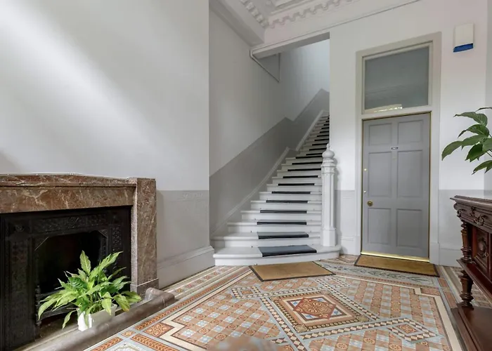 Charming West End Flat * エディンバラ