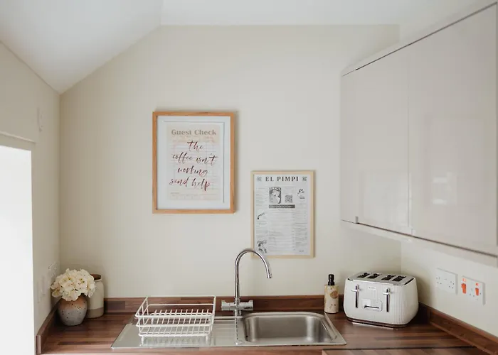 Charming Mews With Secure Parking דירה