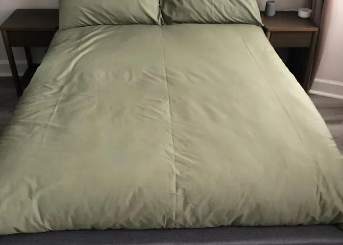 Charming West End Flat דירה *