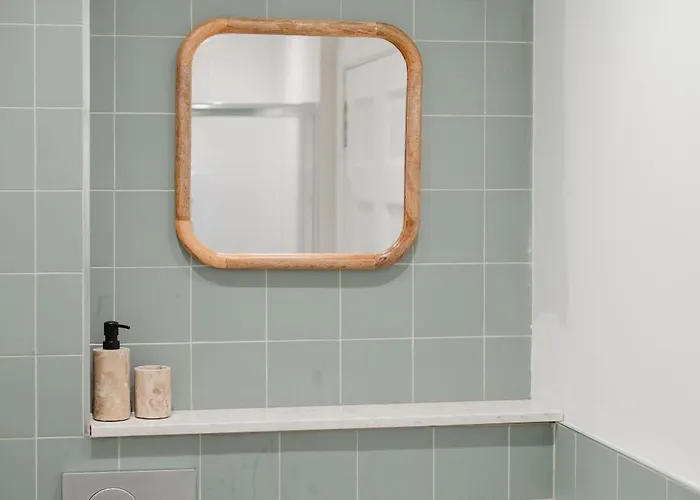 Charming Mews With Secure Parking דירה