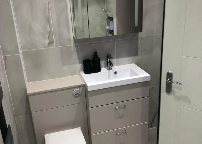 דירה Charming West End Flat