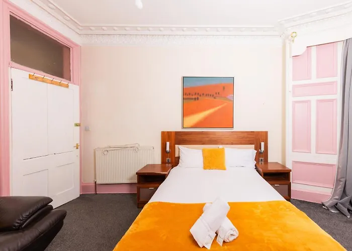 Relaxing By Carlton Hill إدنبرة