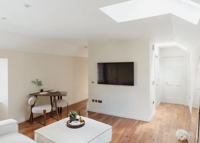 דירה Charming Mews With Secure Parking