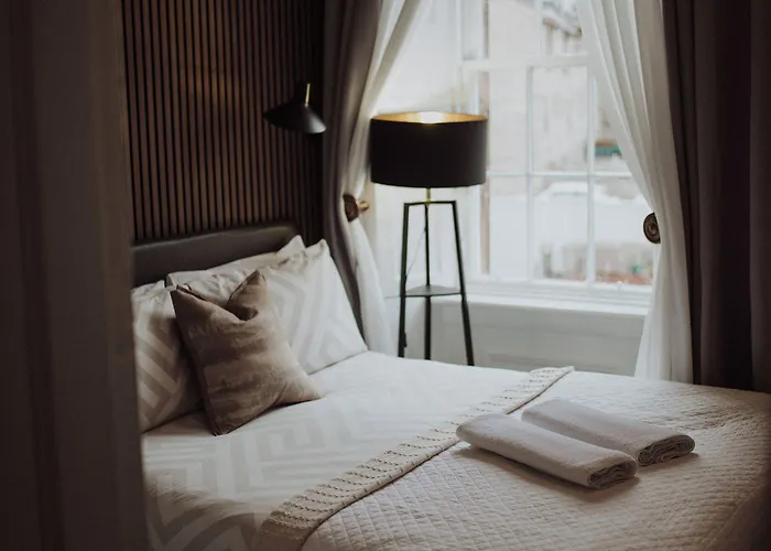 16 Pilrig 3* Edinburgh